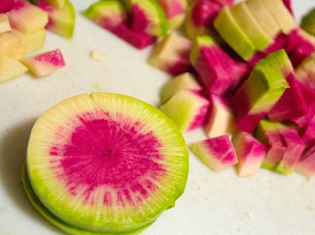 ગુલાબી અને લીલો daikon